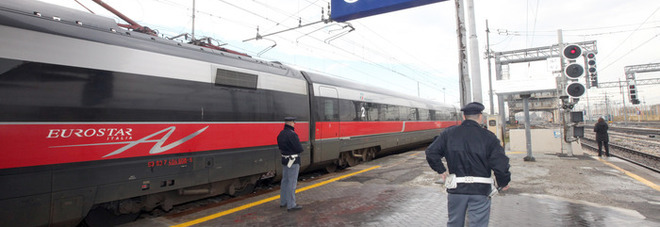 Un uomo è stato travolto e ucciso oggi 16 novembre 2010   da un treno Frecciarossa nei pressi all'ingresso della stazione centrale di Bologna, a circa un centinaio di metri dall'inizio della pensilina del binario 3. La dinamica e le modalità dell'episodio sono al vaglio della polizia ferroviaria, che sta eseguendo gli accertamenti. ANSA/GIORGIO BENVENUTI