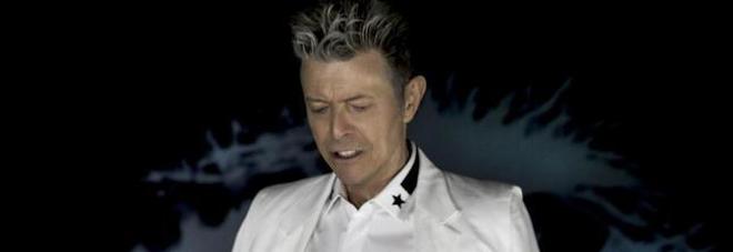 +++EMBARGO PER I SITI FINO ALLE 24.00+++ Il Duca Bianco diventa oscuro: David Bowie ritorna l'8 gennaio 2016, il giorno del suo 69esimo compleanno con '?' (pronunciato 'Blackstar') all'insegna di un ulteriore passo in avanti nella sua cinquantennale carriera. Anticipate dall'uscita del monumentale singolo da 10 minuti 'Blackstar' e dalla ballata 'Lazarus', le sette tracce del nuovo album contengono due titoli già noti ai fan, 'Sue (Or In A Season Of Crime)' e ''Tis A Pity She Was A Whore': rispetto alla versione pubblicata nel 2014 entrambi i brani subiscono una radicale metamorfosi nell'arrangiamento, ma è da quelle due prove pubblicate dopo l'atteso ritorno di 'The Next Day' che è partita una svolta sonora di cui Bowie raccoglie ora i frutti, un suono lontano dal rock'n'roll ricercato con lo storico produttore Tony Visconti ricorrendo a una band jazz guidata dal sassofonista americano Donny McCaslin. ANSA/UFFICIO STAMPA +++ ANSA PROVIDES ACCESS TO THIS HANDOUT PHOTO TO BE USED SOLELY TO ILLUSTRATE NEWS REPORTING OR COMMENTARY ON THE FACTS OR EVENTS DEPICTED IN THIS IMAGE; NO ARCHIVING; NO LICENSING +++